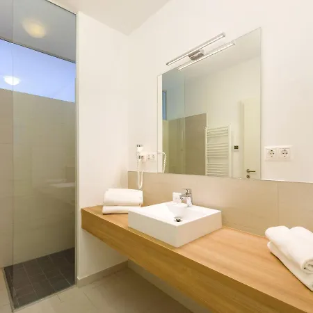 דירה With Pool, Roof Terrace, Garden